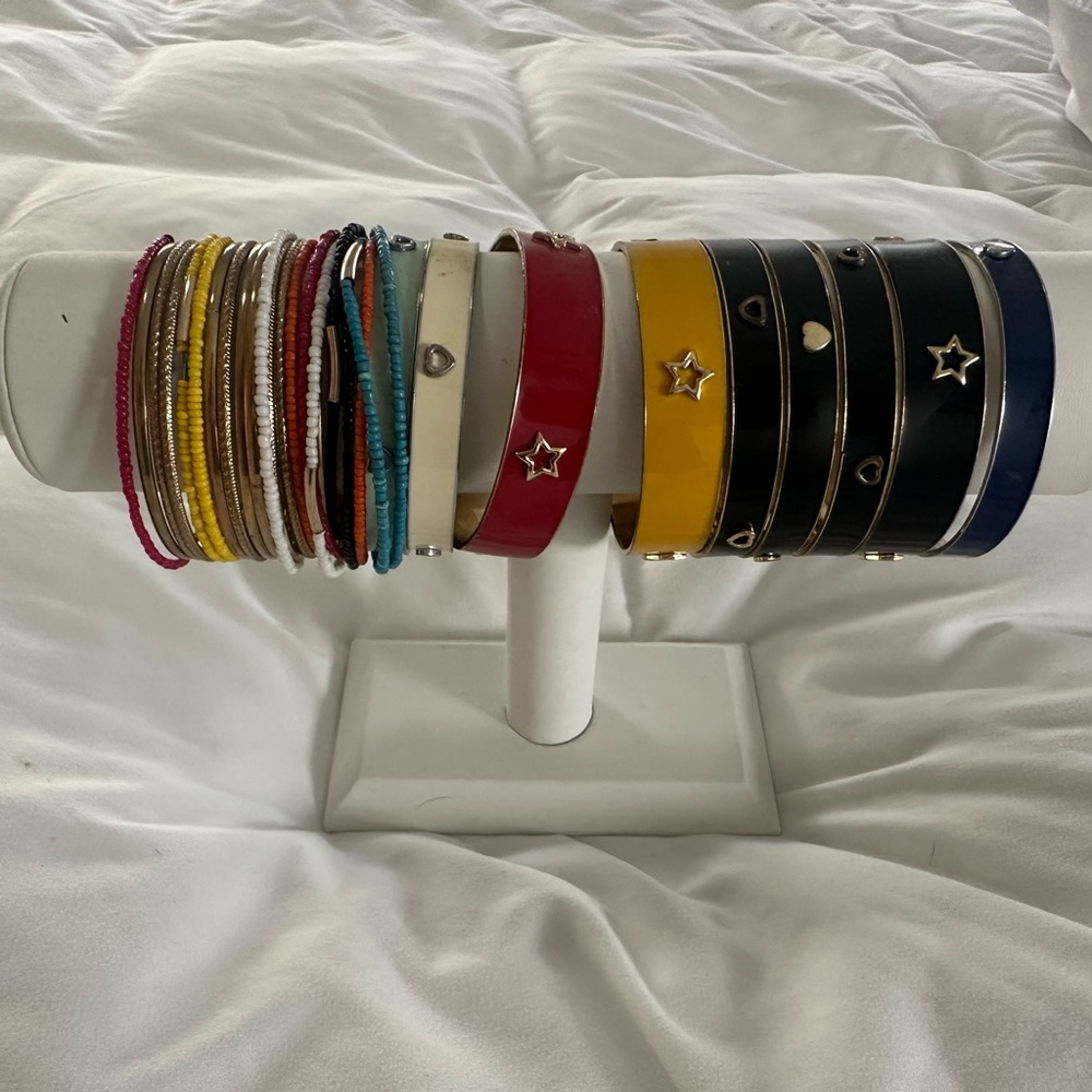 Bracelets + stand included